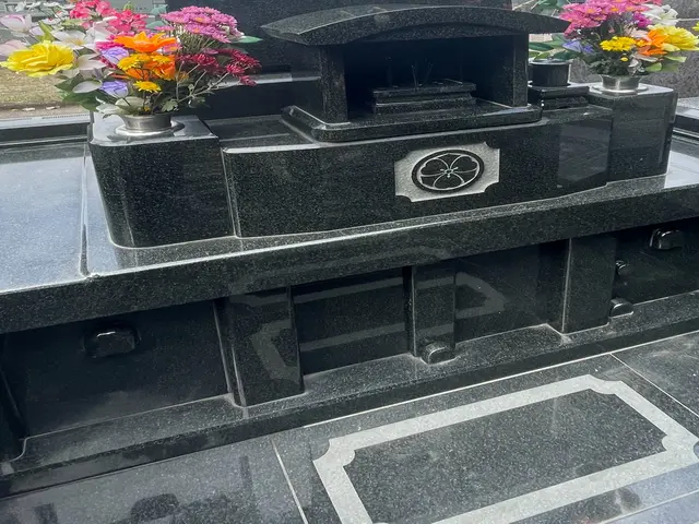 安心・丁寧を提供致します　墓石周辺清掃無料　安心の自社施工サービスの画像