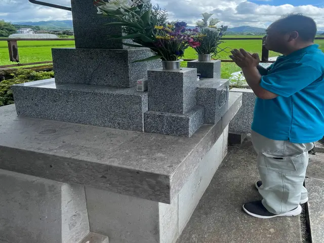 安心・丁寧を提供致します　墓石周辺清掃無料　安心の自社施工サービスの画像