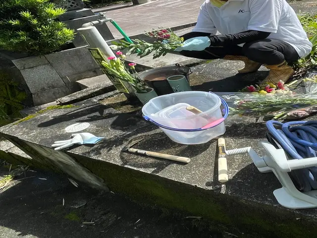 安心・丁寧を提供致します　墓石周辺清掃無料　安心の自社施工サービスの画像