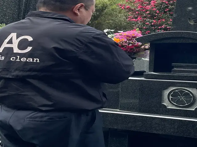 安心・丁寧を提供致します　墓石周辺清掃無料　安心の自社施工サービスの画像