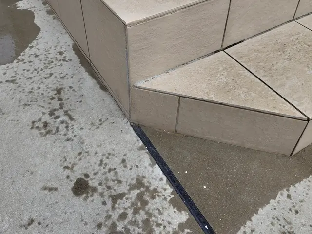 割れたタイルなども美しく再現します！交換不可能でも補修での美観回復は可能です！サービスの画像