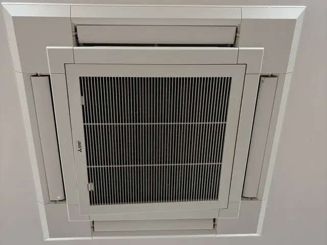 天井カセット型(埋込形)エアコンのクリーニングサービスの画像