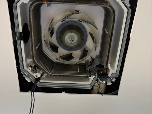 天井カセット型(埋込形)エアコンのクリーニングサービスの画像