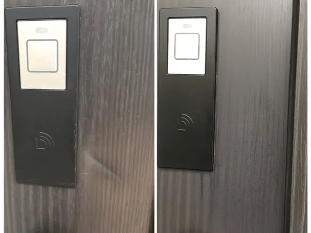 【思い出が沢山詰まった玄関ドア　交換せずに綺麗にします】キズ凹み補修、再塗装などサービスの画像