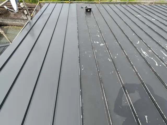 屋根塗装（トタン、鉄板屋根）サービスの画像