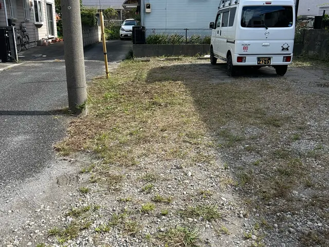 機械作業が難しい場所の手作業での草むしり承ります。サービスの画像