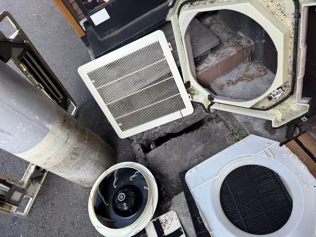 ★24時間受付可能★業務用エアコン清掃可能！開店前や閉店後に是非お任せください！サービスの画像