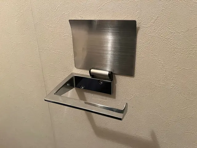 トイレットペーパーホルダーの交換・取り付け！丁寧かつスピーディーに！！サービスの画像