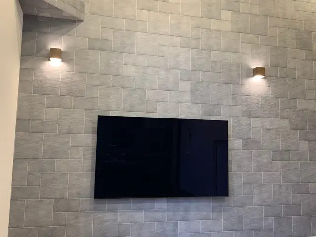 大手量販店実績多数　年800台過去8000台以上の施工　実績豊富なテレビ壁掛けサービスの画像