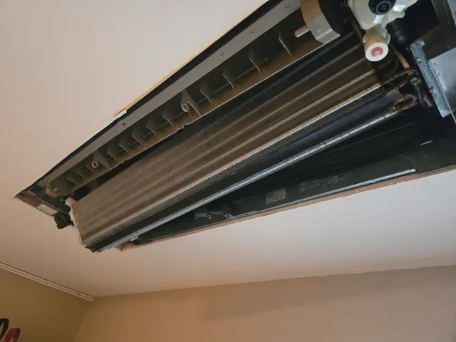 天カセ、天井吊りエアコンお任せください。サービスの画像