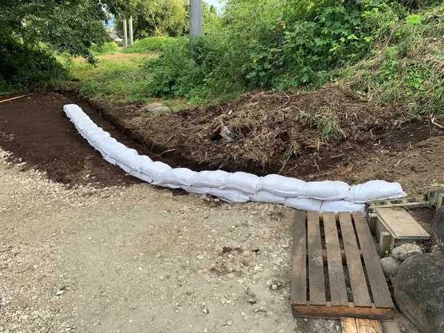 水が回らない様、丁寧に土嚢造りから土嚢積みまでさせていただきます！！サービスの画像