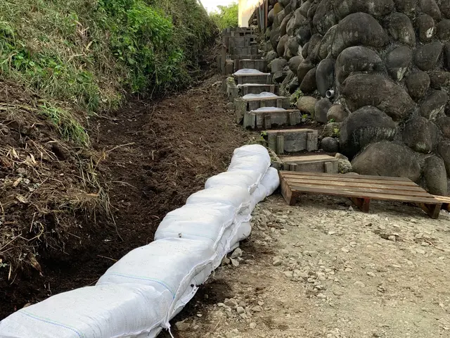 水が回らない様、丁寧に土嚢造りから土嚢積みまでさせていただきます！！サービスの画像