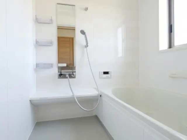 カビや汚れを徹底的に落とす。気持ち良く浴室をご利用いただけるようにクリーニング。サービスの画像