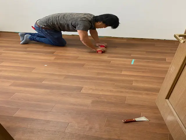 滋賀限定！職人歴20年以上　床シート床タイル貼り　女性スタッフの同行も可能です！サービスの画像