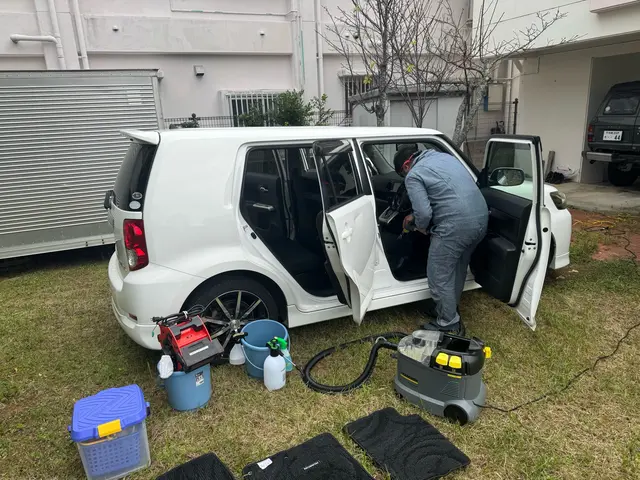 【洗車店の手作業車内清掃！】安心の洗剤で汚れも臭いもスッキリ！サービスの画像