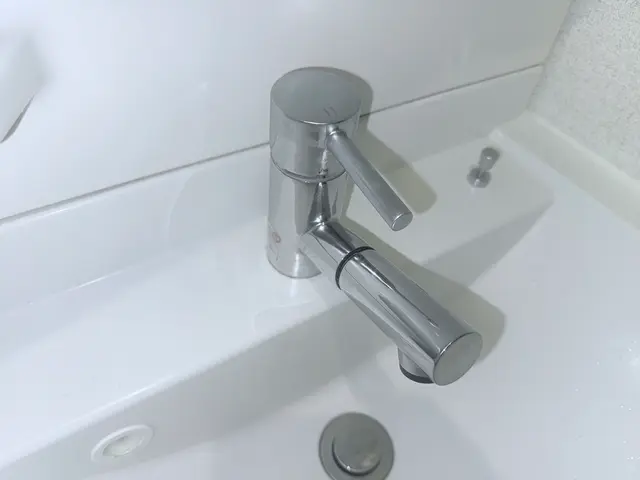 洗面台水栓交換｜経験豊富なスタッフが対応します！サービスの画像