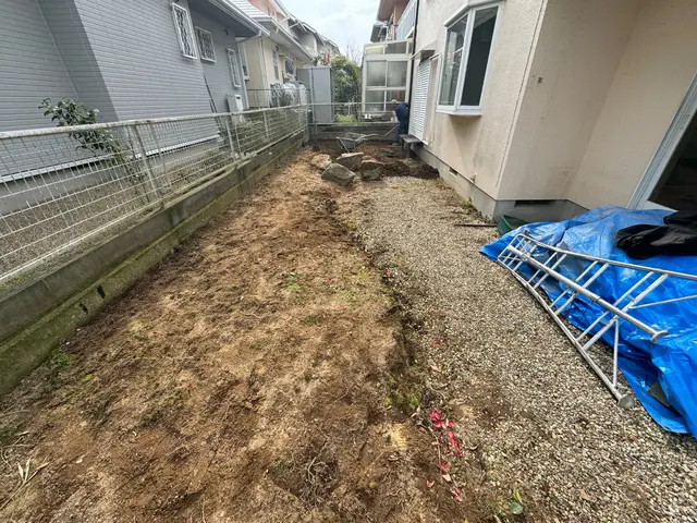 大きくなりすぎた木を切って引っこ抜きます！サービスの画像