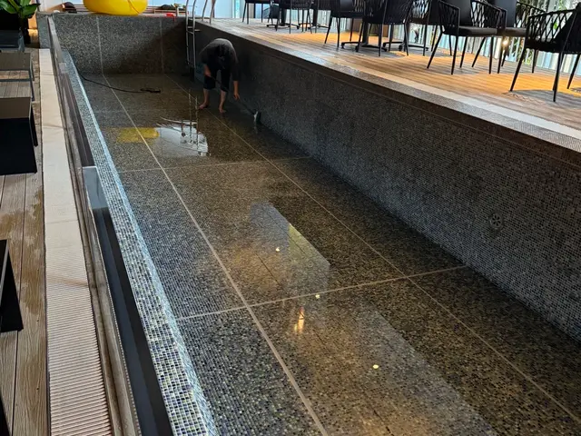 学校や公共施設、個人宅のプール掃除お任せ下さい！サービスの画像