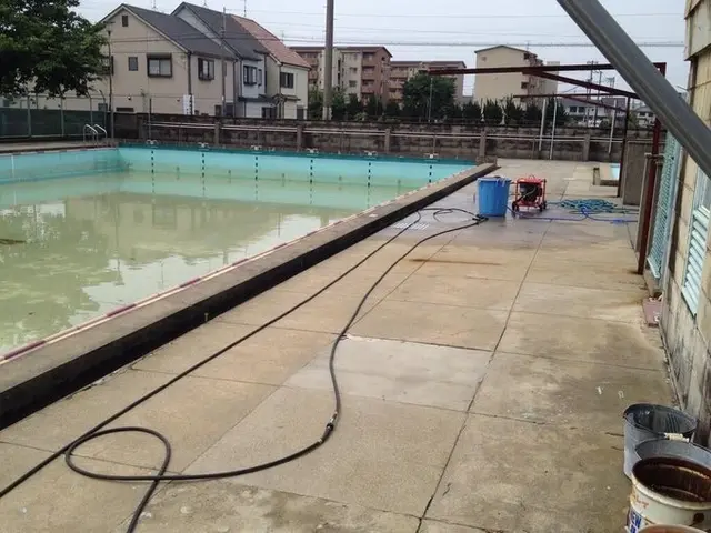 学校や公共施設、個人宅のプール掃除お任せ下さい！サービスの画像