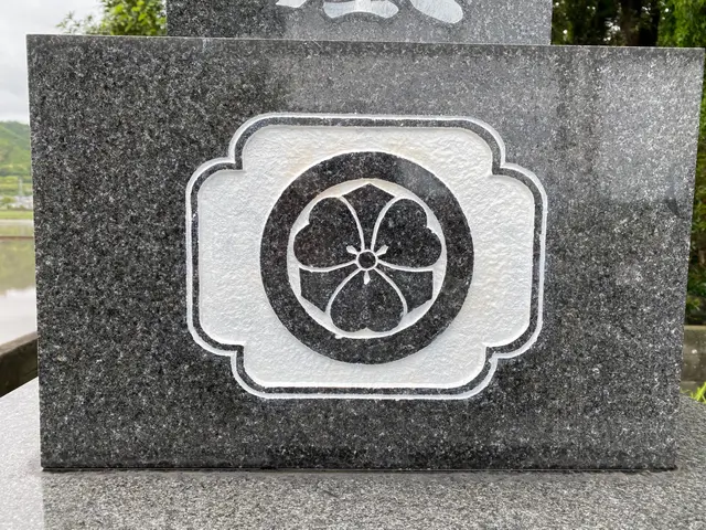 お墓のお掃除・黒ずみ取り・コケ取り・色入れサービスの画像