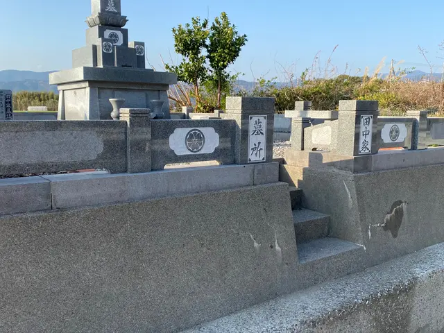 お墓のお掃除・黒ずみ取り・コケ取り・色入れサービスの画像