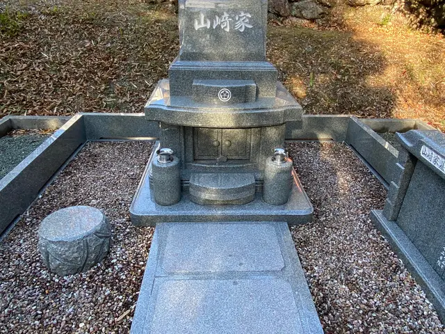 お墓のお掃除・黒ずみ取り・コケ取り・色入れサービスの画像
