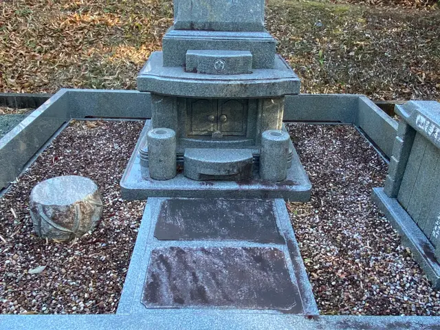 お墓のお掃除・黒ずみ取り・コケ取り・色入れサービスの画像