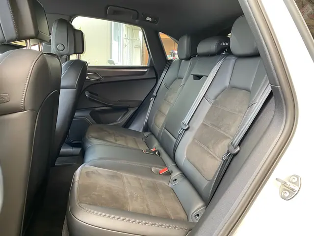 内装部品も外して行うルームクリーニング！他社と一味違います！サービスの画像