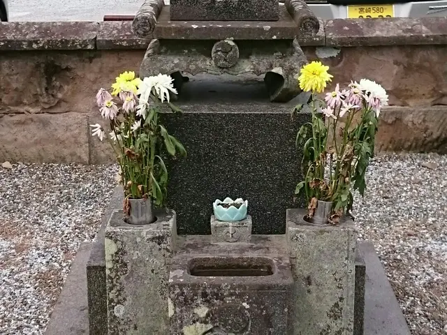 【大切なお墓を綺麗に保ちたい】手作業でひとつひとつ丁寧に真心込めて綺麗に致しますサービスの画像