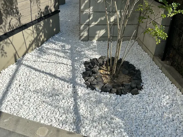 ◎雑草対策には砂利敷き◎ お気軽にご相談ください！サービスの画像