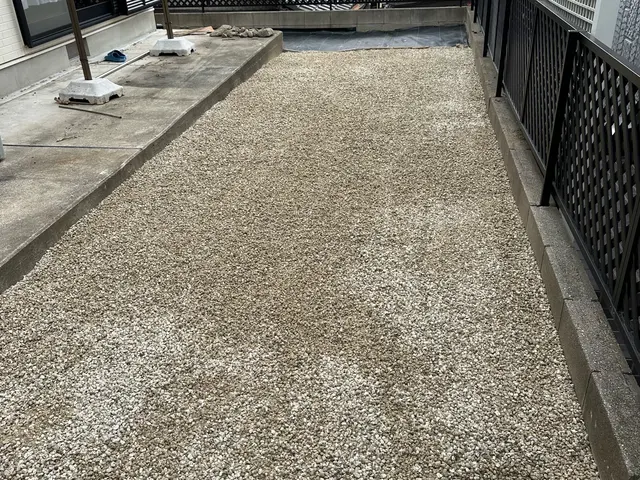◎雑草対策には砂利敷き◎ お気軽にご相談ください！サービスの画像