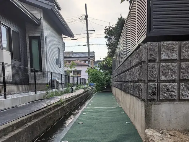 防草対策工事　施工前の除草整地からお任せください。サービスの画像