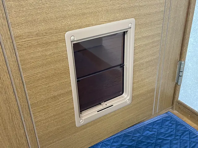 ジャックラッセルと共に暮らす大工の【ペットドア】取付サービスの画像