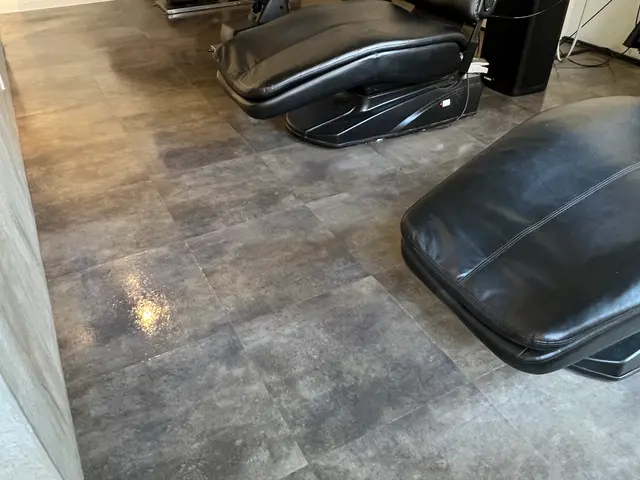 お客様のお力になります！経験と知識を活かしてどんな床の汚れもピカピカにします！サービスの画像