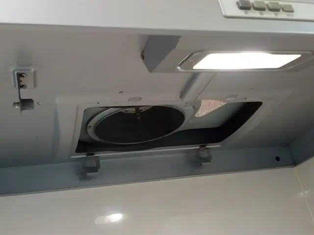 写真の私がお伺い作業します。ご予約お待ちしてます。サービスの画像