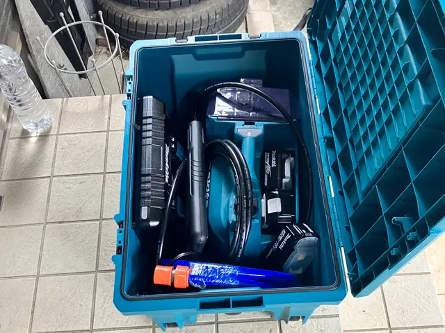 2人作業で駐車場、土間洗浄、ブロック塀等　ワイヤレスなのでお風呂場にも対応可能サービスの画像