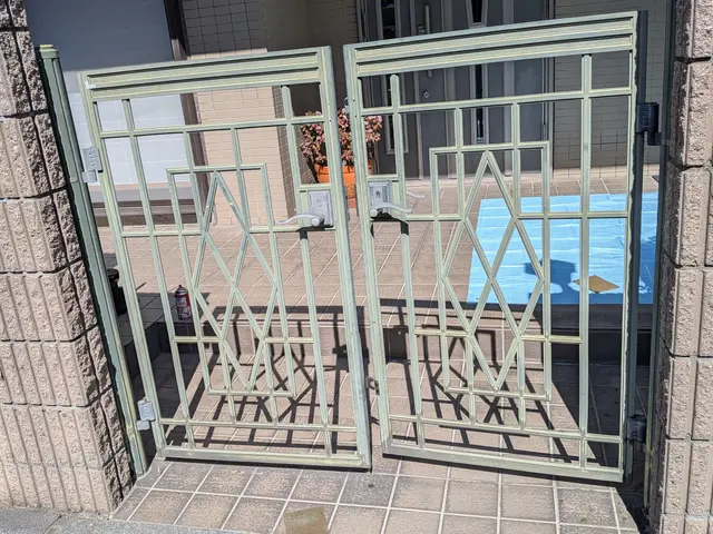 ☆門扉　鉄骨塗りはお任せ☆東京板橋区のまちのペンキ屋さんサービスの画像