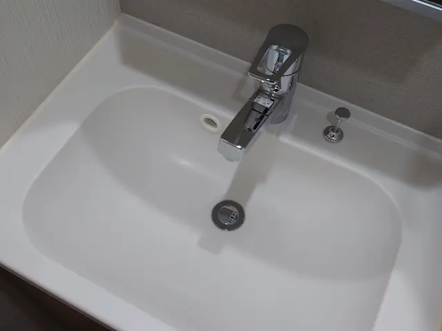 毎日使う場所だからこそ【ピカピカに！】汚れを落とし明るく清潔な洗面所サービスの画像