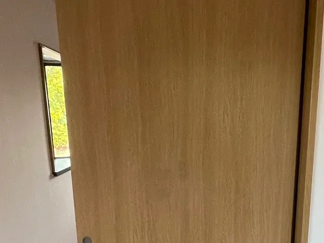 【住宅業界３０年】建具（ドア・引戸）の傷、剥がれ、凹み、穴等を補修いたします！サービスの画像