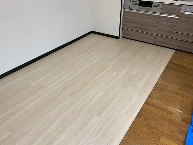 長年の汚れや傷だらけのフローリングが新築の時の様に！ 木目調･石目調･モダンなどサービスの画像