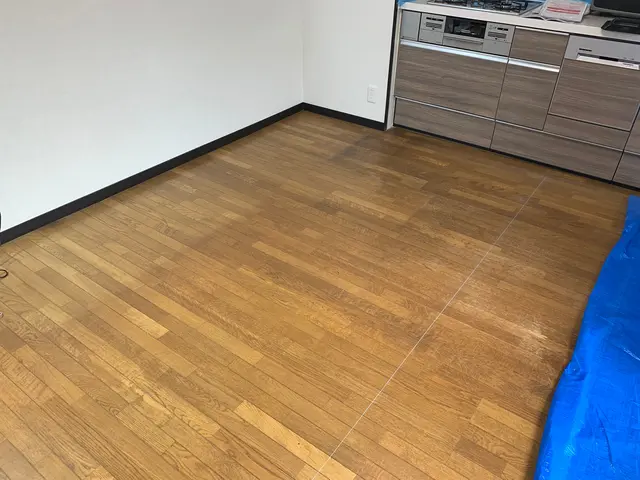 長年の汚れや傷だらけのフローリングが新築の時の様に！ 木目調･石目調･モダンなどサービスの画像