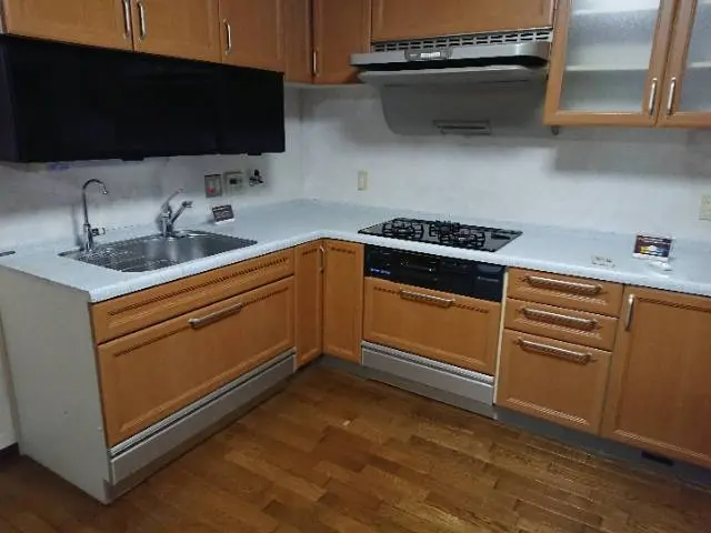 年間100件の実績と経験で、丁寧にキッチンの汚れを取ります。サービスの画像