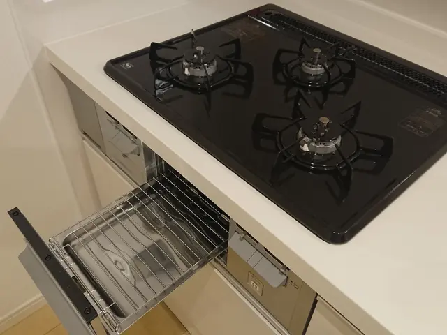 年間100件の実績と経験で、丁寧にキッチンの汚れを取ります。サービスの画像