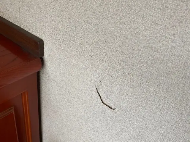 壁の穴、凹み補修。一面クロス貼り替えも可能です。追加でアクセントクロス出来ます！サービスの画像
