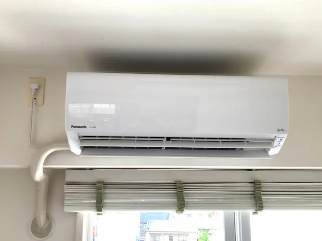 福岡市 【エアコン取り外しのみ】丁寧な作業で、撤去後の配管穴のパテ埋め戻し込み！サービスの画像