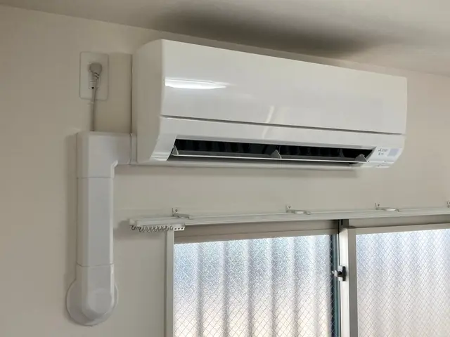 福岡市 【エアコン取り外しのみ】丁寧な作業で、撤去後の配管穴のパテ埋め戻し込み！サービスの画像