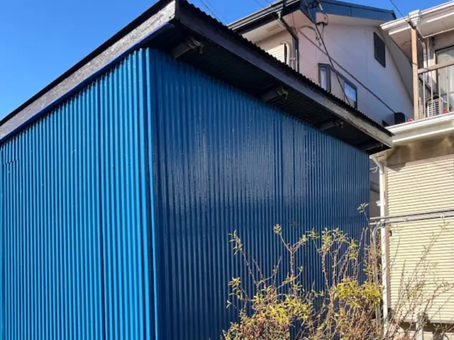 手塗りで仕上げる物置塗装サービスの画像