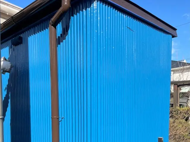 手塗りで仕上げる物置塗装サービスの画像