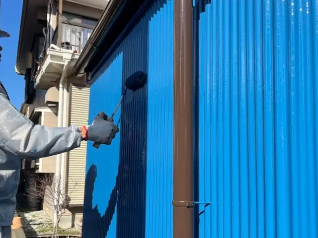 手塗りで仕上げる物置塗装サービスの画像