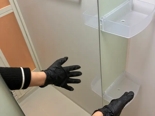 床、扉、壁、天井、エプロン内も丸ごとお掃除！明るい空間に大変身〜！！サービスの画像